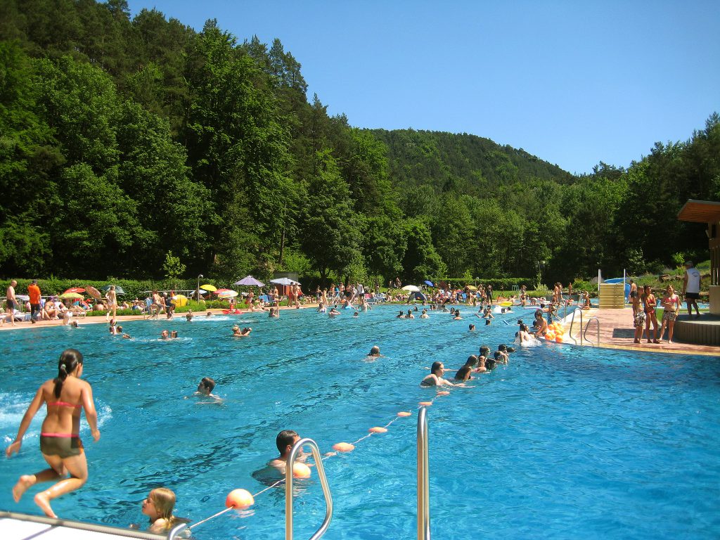Wasgaufreibad - Herrliche Lage mit Felspanorama